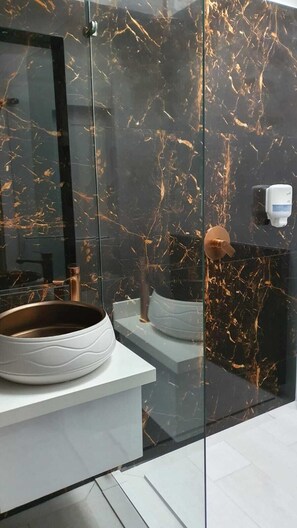 Minibar, caja de seguridad en la habitación y muebles diferentes 