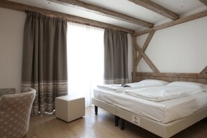 Habitació superior | Caixa forta a l'habitació, escriptori i cortines opaques 