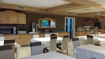 Desayuno buffet diario (EUR 11 por persona)