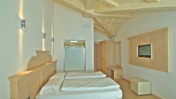 Suite Junior | Coffres-forts dans les chambres, bureau, rideaux occultants