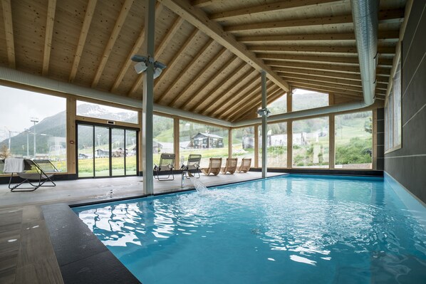 Indoor pool, open 3:00 PM to 7:00 PM, pool loungers - Alba Alpine Hotel (Livigno)