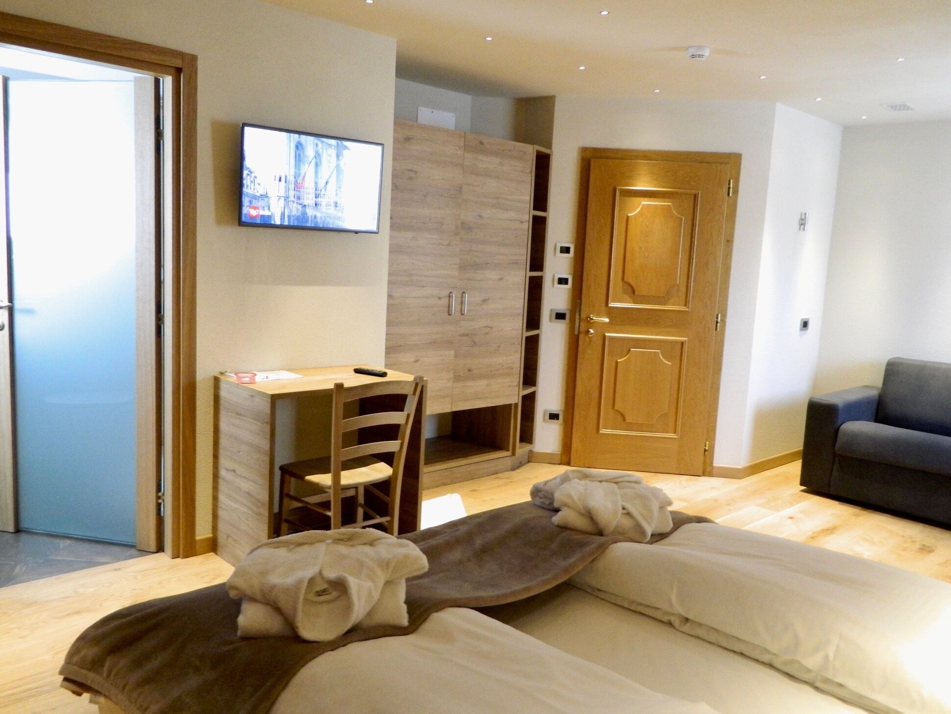 family room | in-room safe, desk, blackout curtains, soundproofing