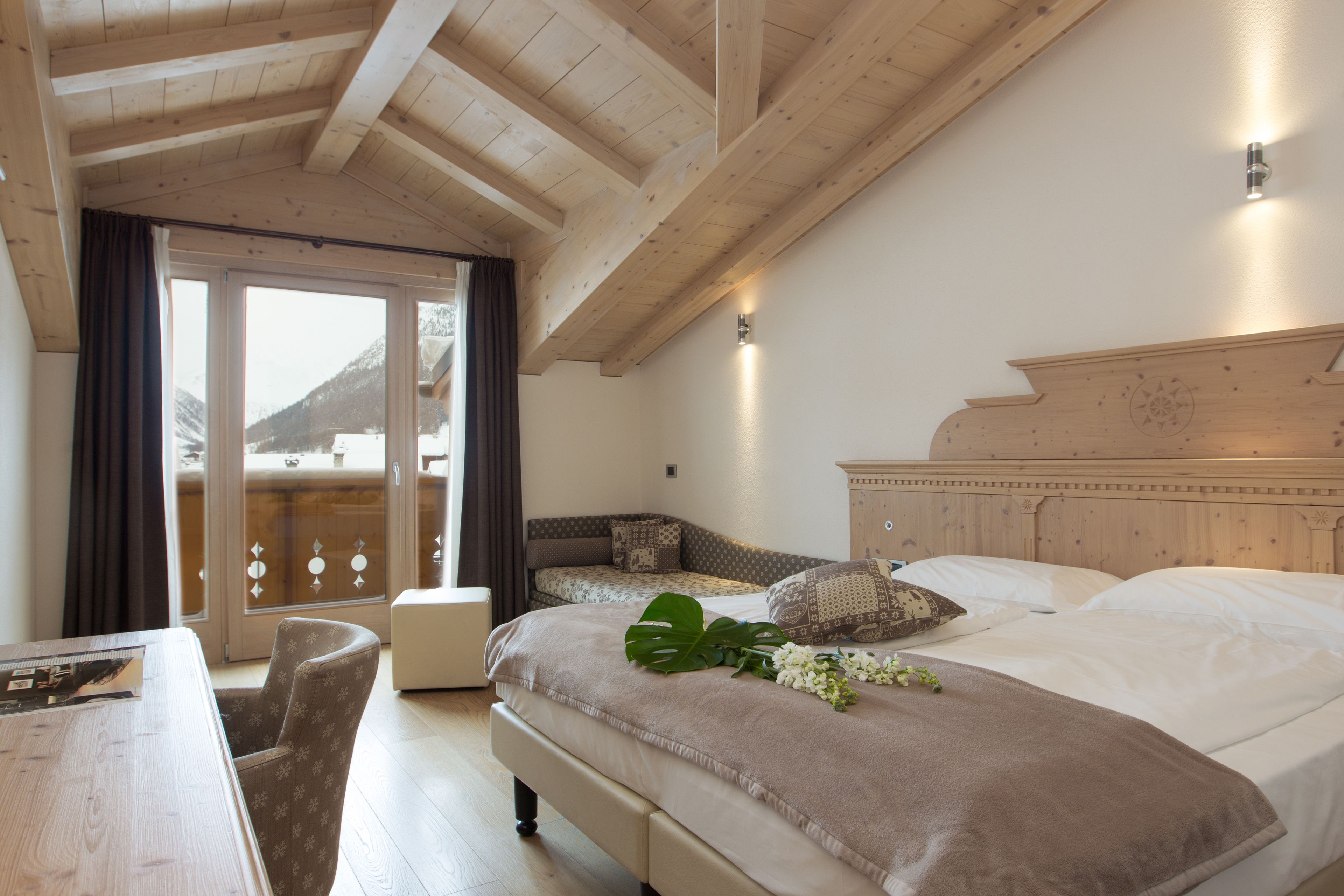 Junior Suite | In-room safe, desk, blackout drapes, soundproofing