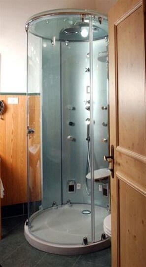 Junior Suite | Badeværelse | Separat badekar og bruser, dybe badekar, brusehoved med hydromassage