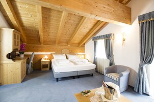 Junior Suite | Down comforters, minibar, in-room safe, blackout drapes