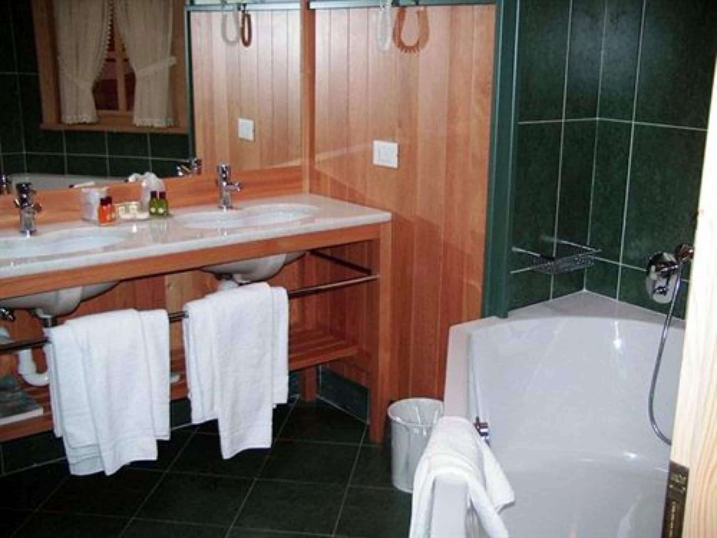 separate bathtub and shower, deep-soaking bathtub