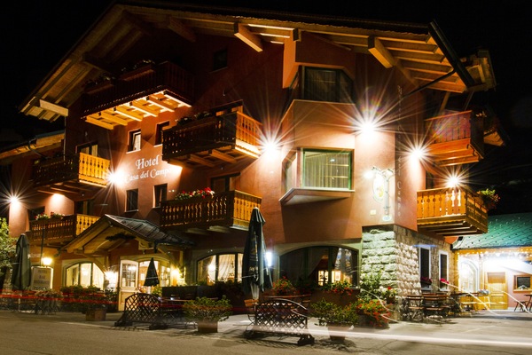 Fassade der Unterkunft – Abend/Nacht