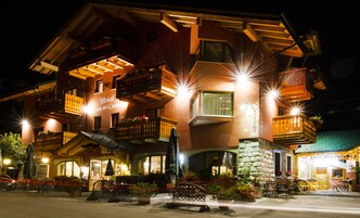 住宿正面 - 傍晚/夜晚