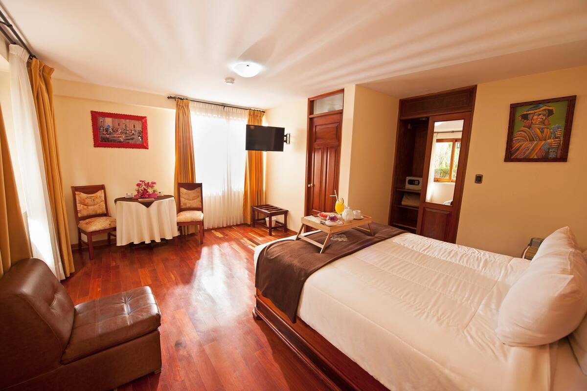 Premium bedding, in-room safe, desk, laptop workspace