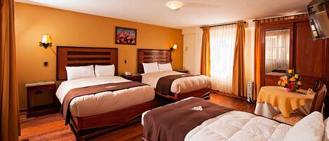 Habitación triple estándar | Ropa de cama de alta calidad y caja de seguridad en la habitación