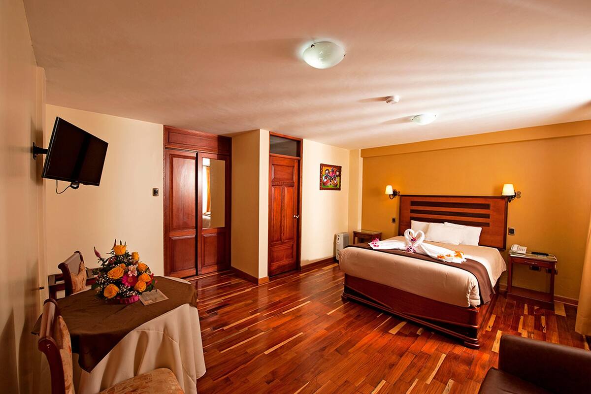 Premium bedding, in-room safe, desk, laptop workspace