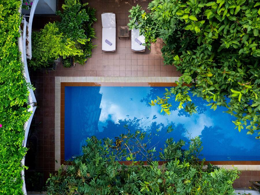 2 piscinas al aire libre, camas de piscina gratis, sombrillas