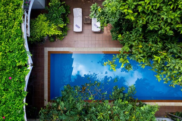 2 outdoor pools, free cabanas, pool umbrellas