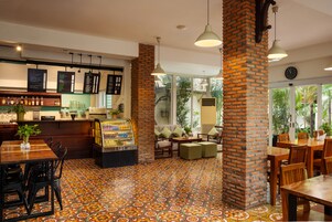 Frühstück, Mittagessen, internationale Küche, Blick auf den Pool 