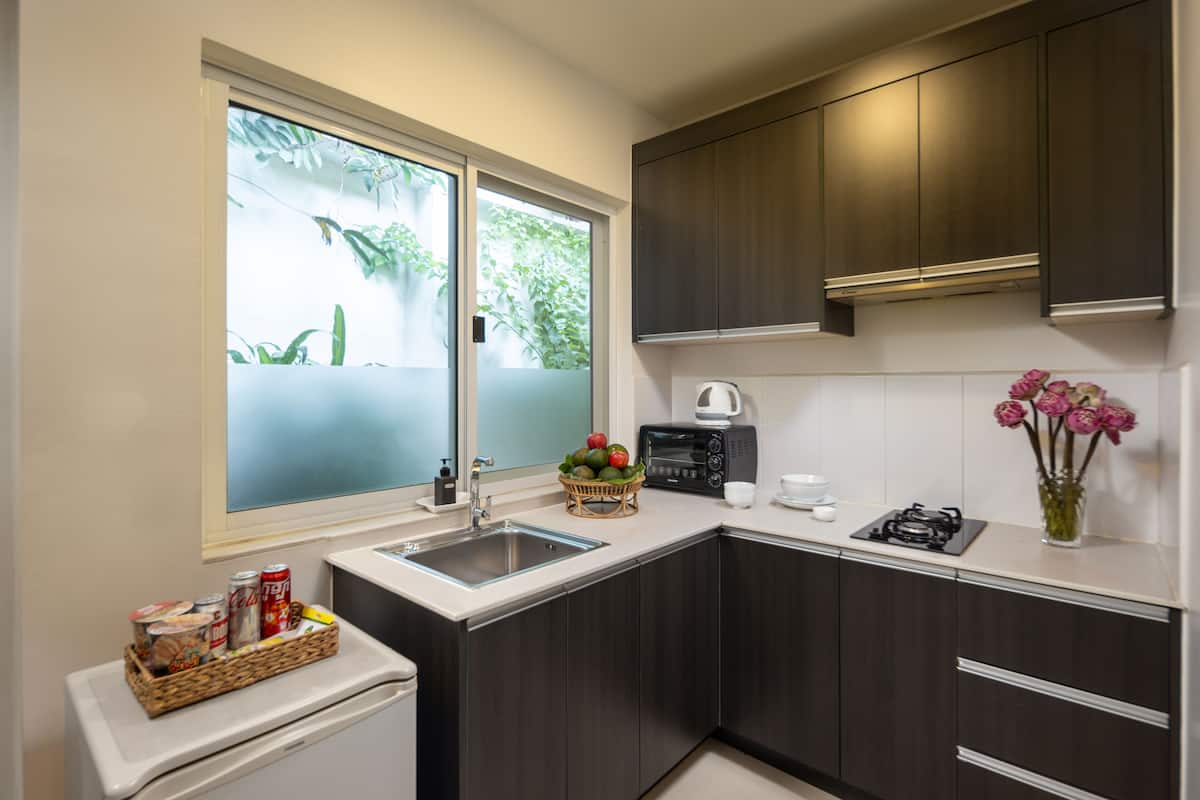 executive double room | private kitchen | fridge, dining tables