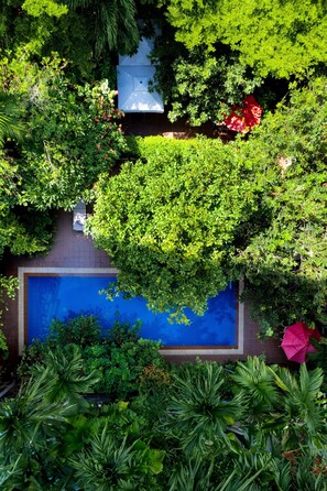 2 outdoor pools, free cabanas, pool umbrellas - Skyline Boutique Hotel (Phnom Penh)