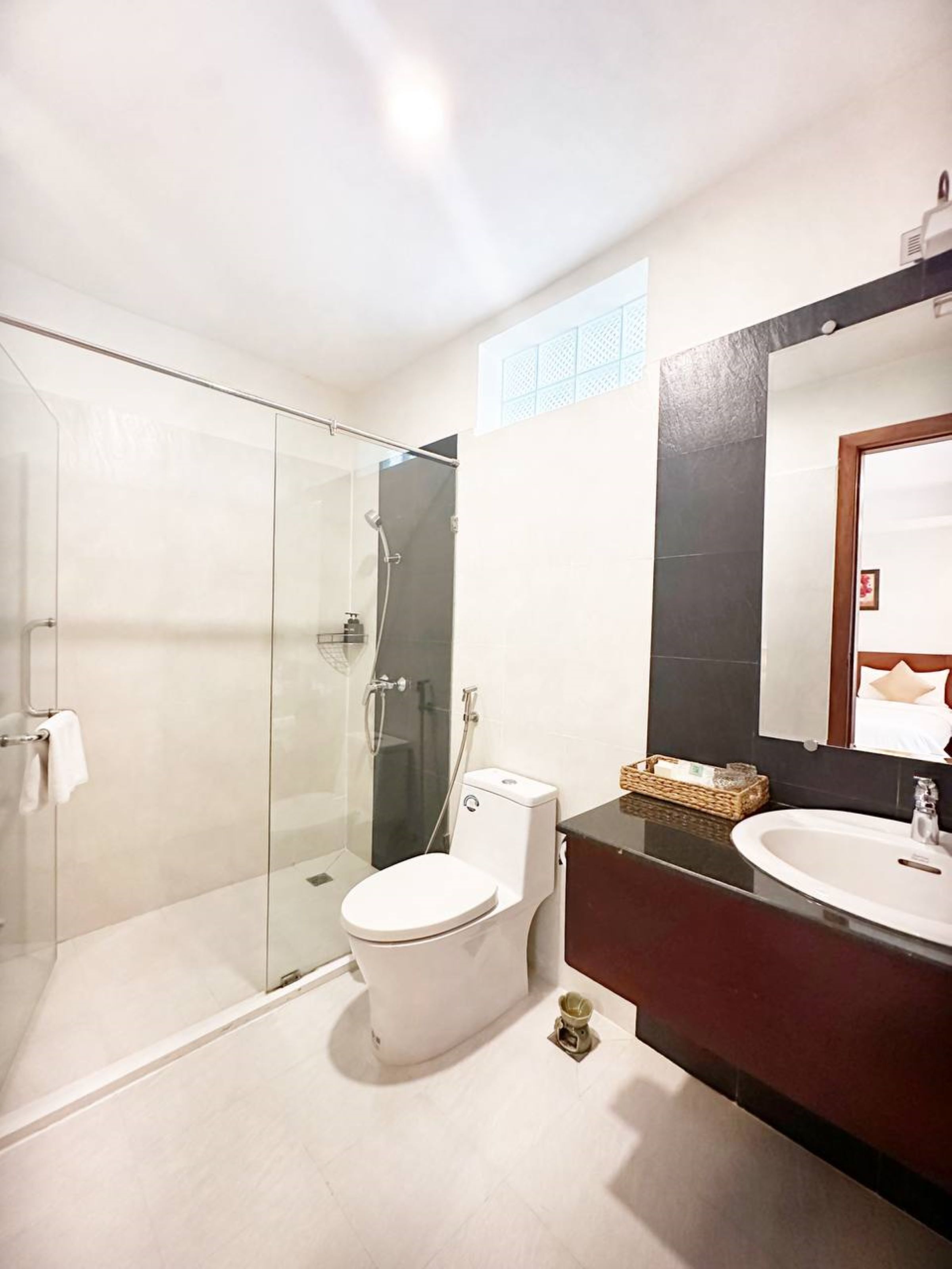 deluxe twin room | bathroom | shower, rainfall showerhead, free toiletries, hair dryer