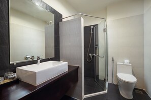 Quarto executivo (Business) | Banheiro | Chuveiro, chuveiro com efeito de chuva, produtos de toalete grátis 