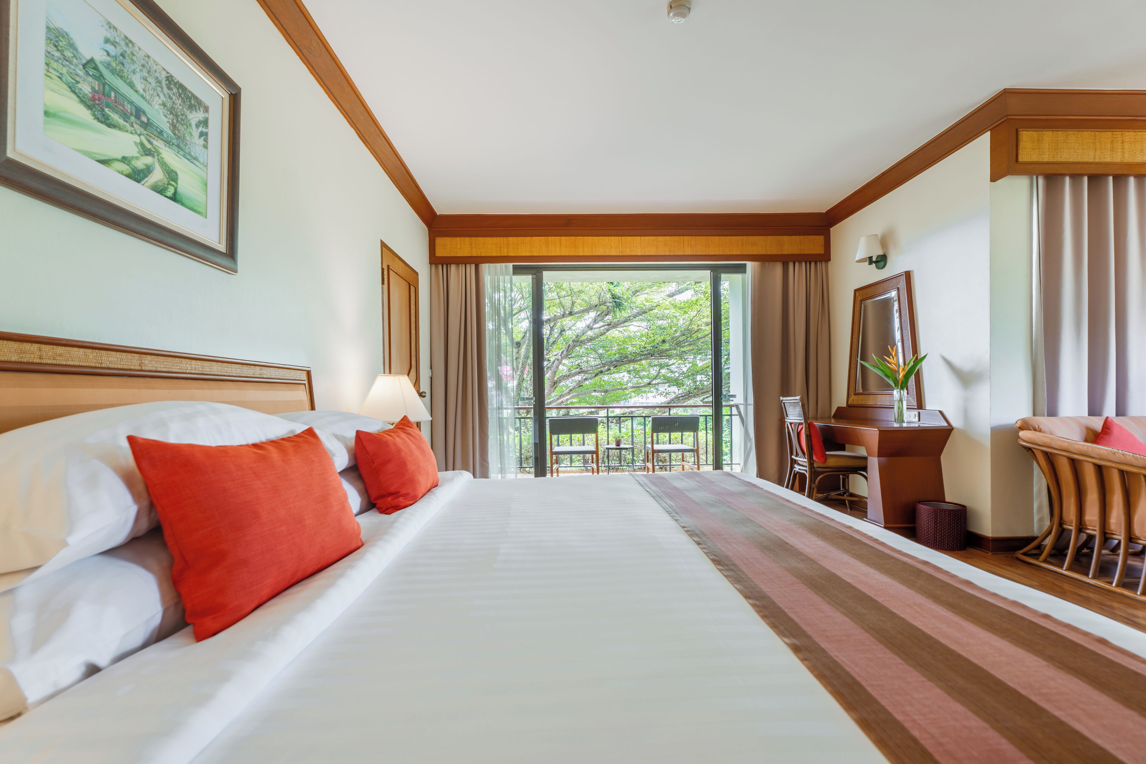 Une chambre d’hôtel avec un grand lit, un bureau et une vue sur l’extérieur.