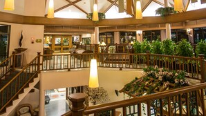 A spacious atrium with high ceilings, wooden beams, and hanging lamps. - Maneechan Resort & Sport Club (Chanthaburi)