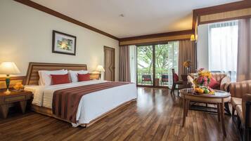 Deluxe kamer | Een minibar, een bureau, een laptopwerkplek, geluiddichte muren