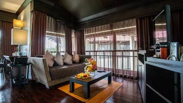 Junior Suite (2 Adults) | ๋ฏธ๋๋ฐ, ์ฑ
์, ๋
ธํธ๋ถ ์์
๊ณต๊ฐ, ๋ฐฉ์ ์ค๋น