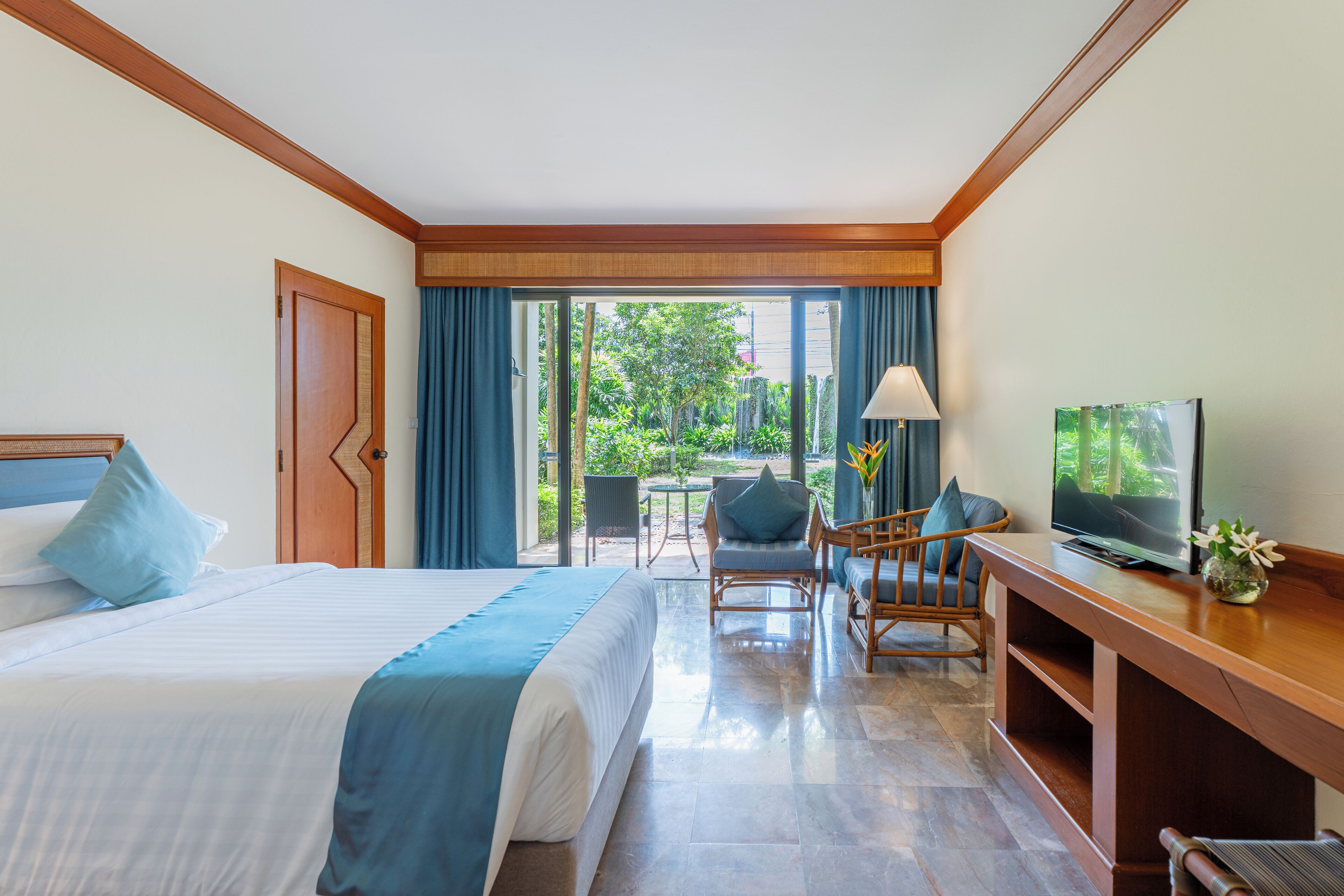 Minibar, escritorio y espacio para trabajar con laptop 