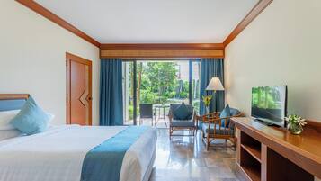 Minibar, escritorio y espacio para trabajar con laptop