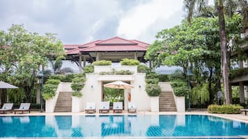 Una piscina al aire libre, sombrillas