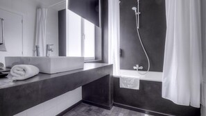 Duschwanne, kostenlose Toilettenartikel, Haartrockner, Handtücher