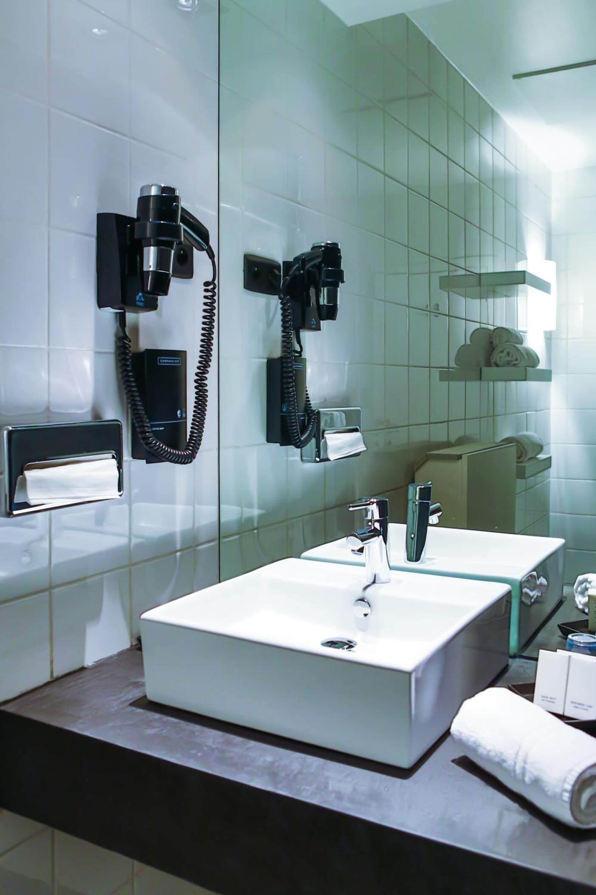 combined shower/bathtub, free toiletries, hair dryer, towels