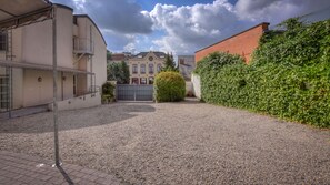 Parking sans voiturier (10 EUR par nuit)
