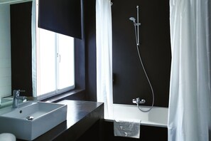 Combined shower/tub, free toiletries, hair dryer, towels