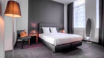 1 bedroom, desk, blackout curtains, soundproofing