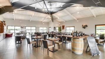 Déjeuner et dîner servis sur place