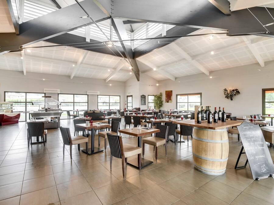 Déjeuner et dîner servis sur place