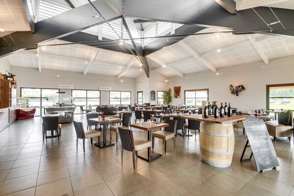 Lunch and dinner served - Hôtel Restaurant AKENA Bordeaux La Brède (La Brede)