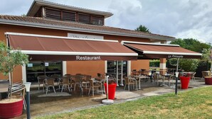Un restaurant doté d’une terrasse et d’un patio couvert.