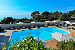 Outdoor pool, pool umbrellas, sun loungers - Résidence de Canella (Sari-Solenzara)