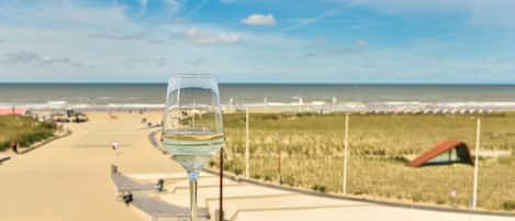 Panorama tweepersoonskamer, balkon, uitzicht op zee | Hypoallergeen beddengoed, een kluis op de kamer, een bureau