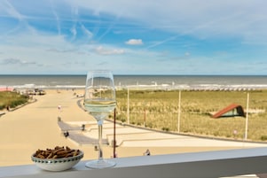 Habitación panorámica doble, balcón, vistas al mar | Ropa de cama hipoalergénica, caja fuerte, escritorio y cortinas opacas