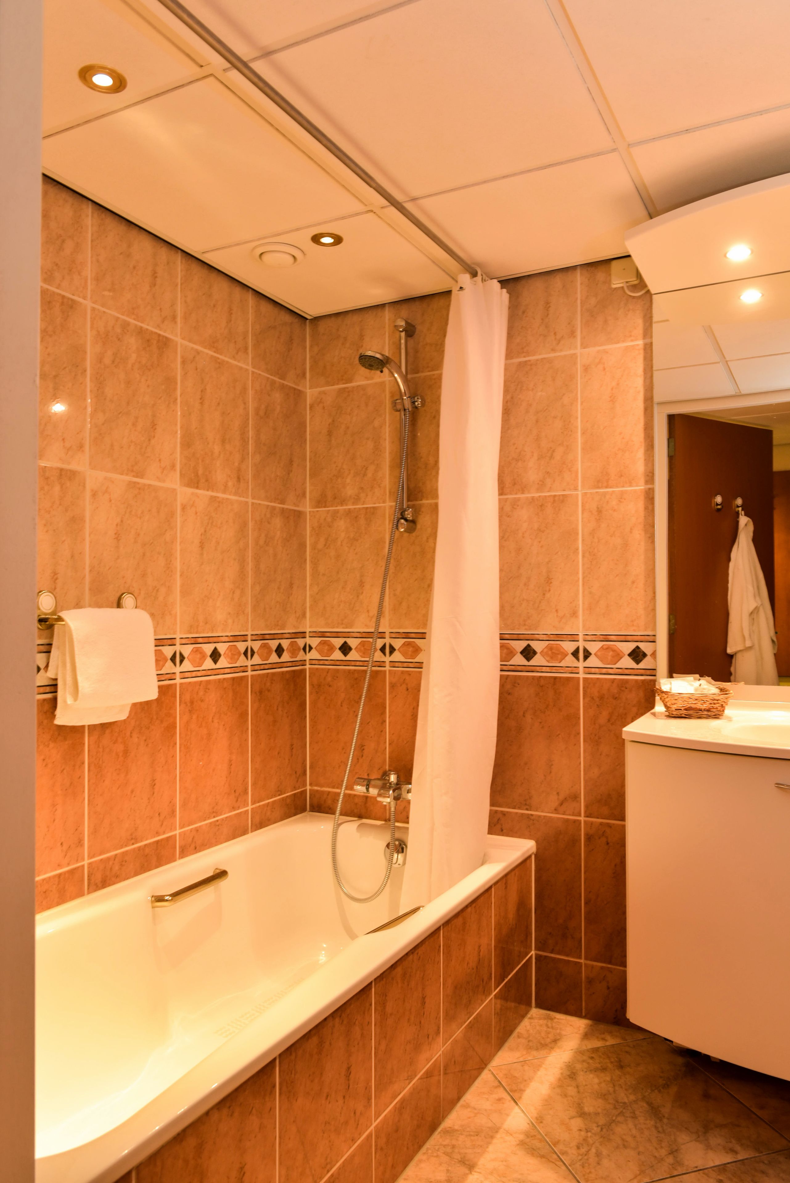 comfort double room | bathroom | free toiletries, hair dryer, towels, soap