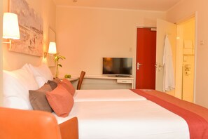 Standard Double Room | Hypo-allergenic bedding, in-room safe, desk, blackout drapes - Hotel Noordzee (Katwijk Aan Zee)