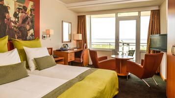 Panorama tweepersoonskamer, balkon, uitzicht op zee | Hypoallergeen beddengoed, een kluis op de kamer, een bureau
