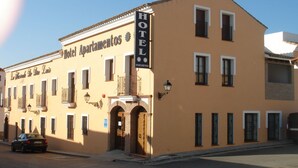 Un hôtel avec une enseigne indiquant « Hotel Apartamentos » et « Hotel de los Inocentes de San Luis ».