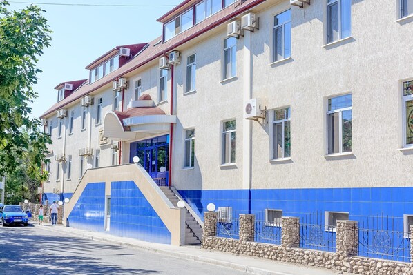 A multi-story building with a blue-tiled lower section and a beige upper section. - Victoria Palace Hotel (Atyrau)