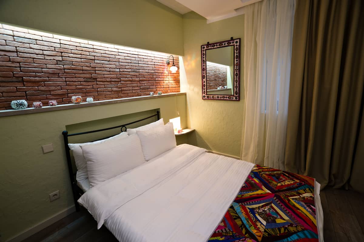 Kamar Single Standar | Seprai premium, minibar, brankas, dan didekorasi berbeda-beda