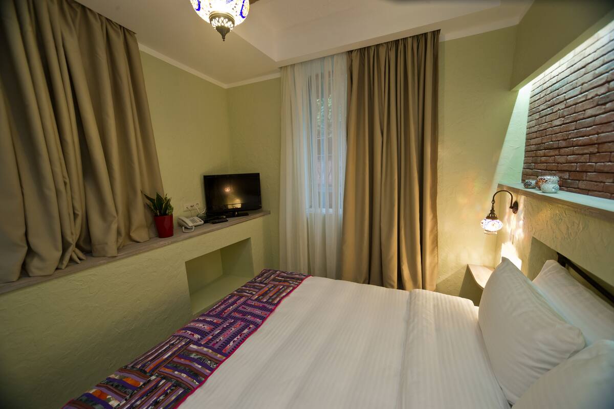 Kamar Double Standar | Seprai premium, minibar, brankas, dan didekorasi berbeda-beda