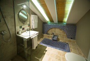 Junior suite, uitzicht op stad | Badkamer | Een douche, een regendouche, een haardroger, handdoeken