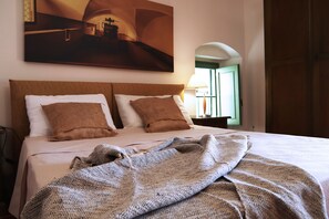 Studio – basic, 1 dobbeltseng, tekjøkken, hageområde (Monolocale per 2 adulti) | 1 soverom, individuelt innredet, skrivebord og strykejern/-brett